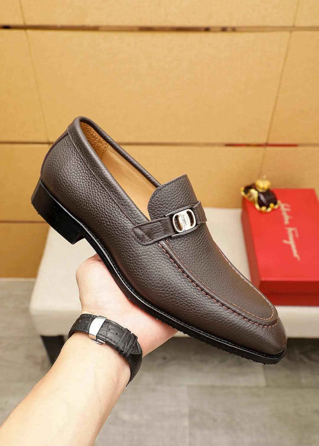 Men's shoes 💰460 💐 Product trademark: Ferragamo "Ferragamo" casual leather shoes Regular size: 38-44 (45.46🉑️customized) Product materials: Selected imported first-layer pebbled cowhide leather upper + luxury hardware buckle, imported water-dyed cowhide leather lining. Strong three-dimensional visual effect, original outsole color: 2⃣️seed leather materials optional